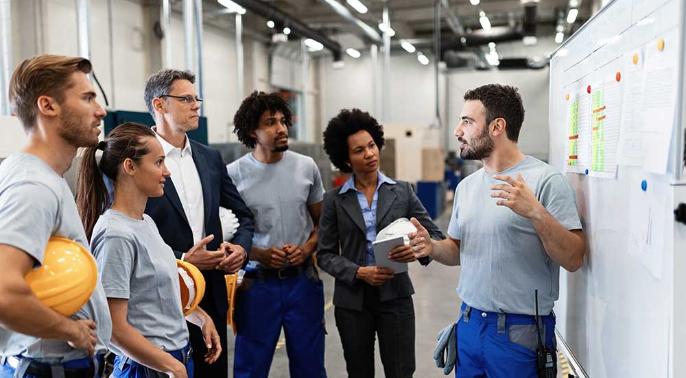 Teammeeting in der Fertigung &ndash; moderner Arbeitsalltag bei CIV Pr&auml;zisionstechnik Burg